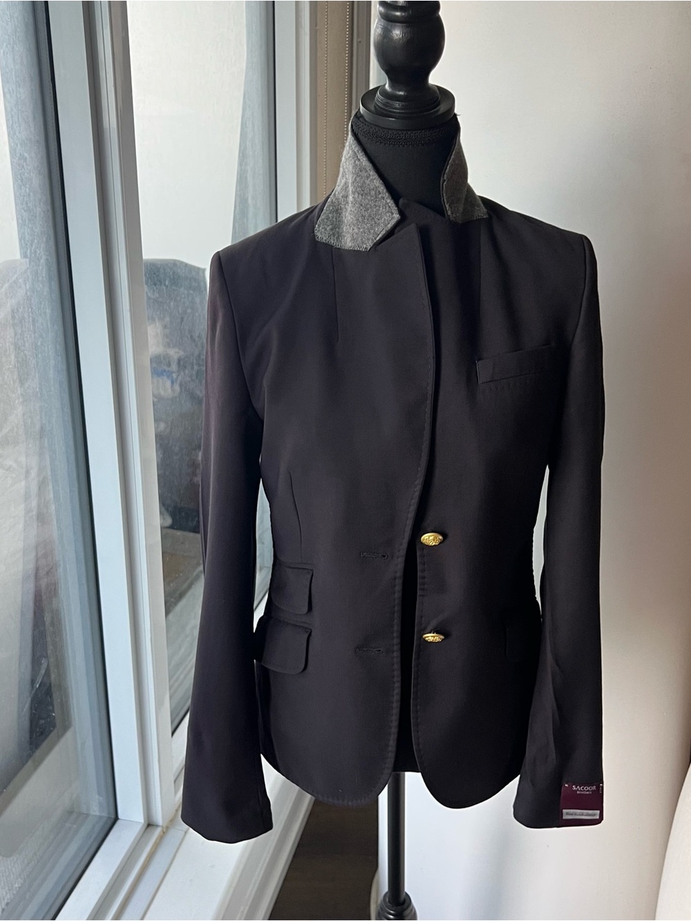 Tailored Black Blazer with Contrasting Gray Collar